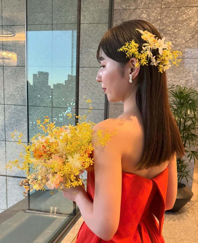 華やかで可愛いお花をたくさん飾って♡生花を使ったブライダルヘア18選＊にて紹介している画像