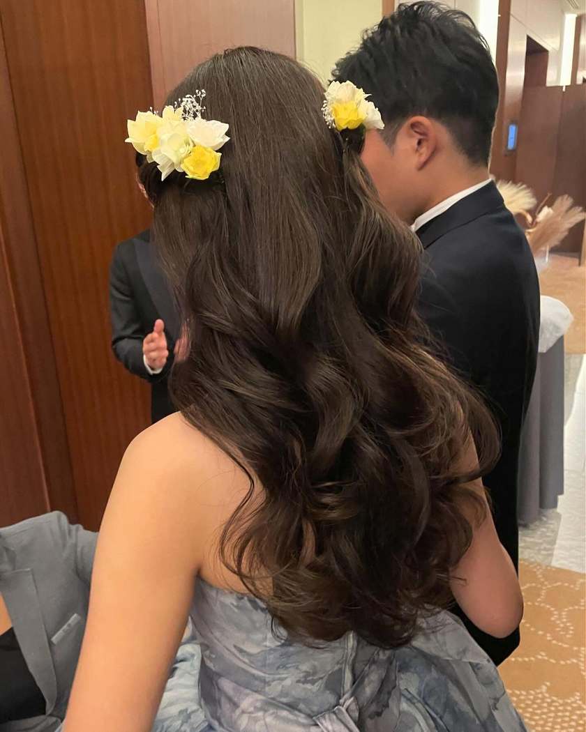 華やかで可愛いお花をたくさん飾って♡生花を使ったブライダルヘア18選＊にて紹介している画像