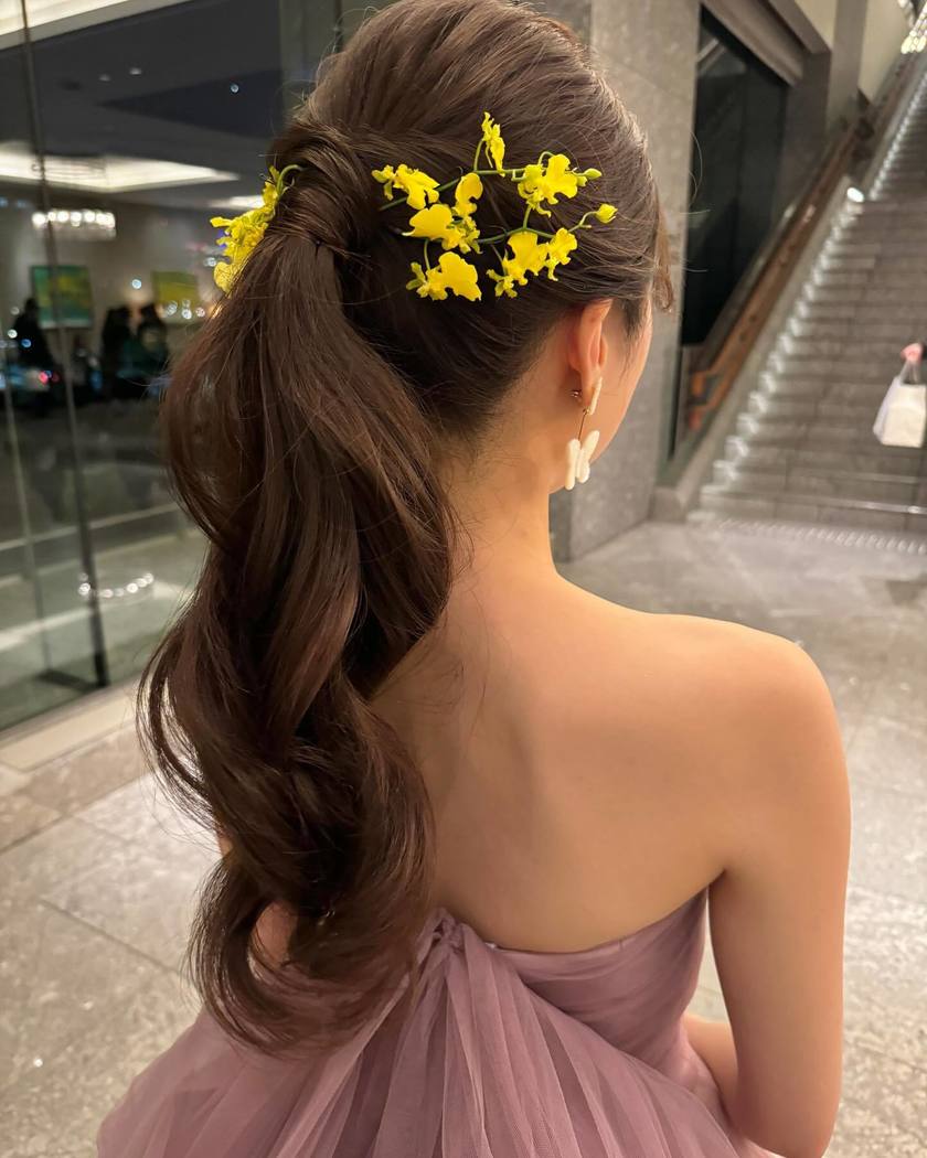 華やかで可愛いお花をたくさん飾って♡生花を使ったブライダルヘア18選＊にて紹介している画像