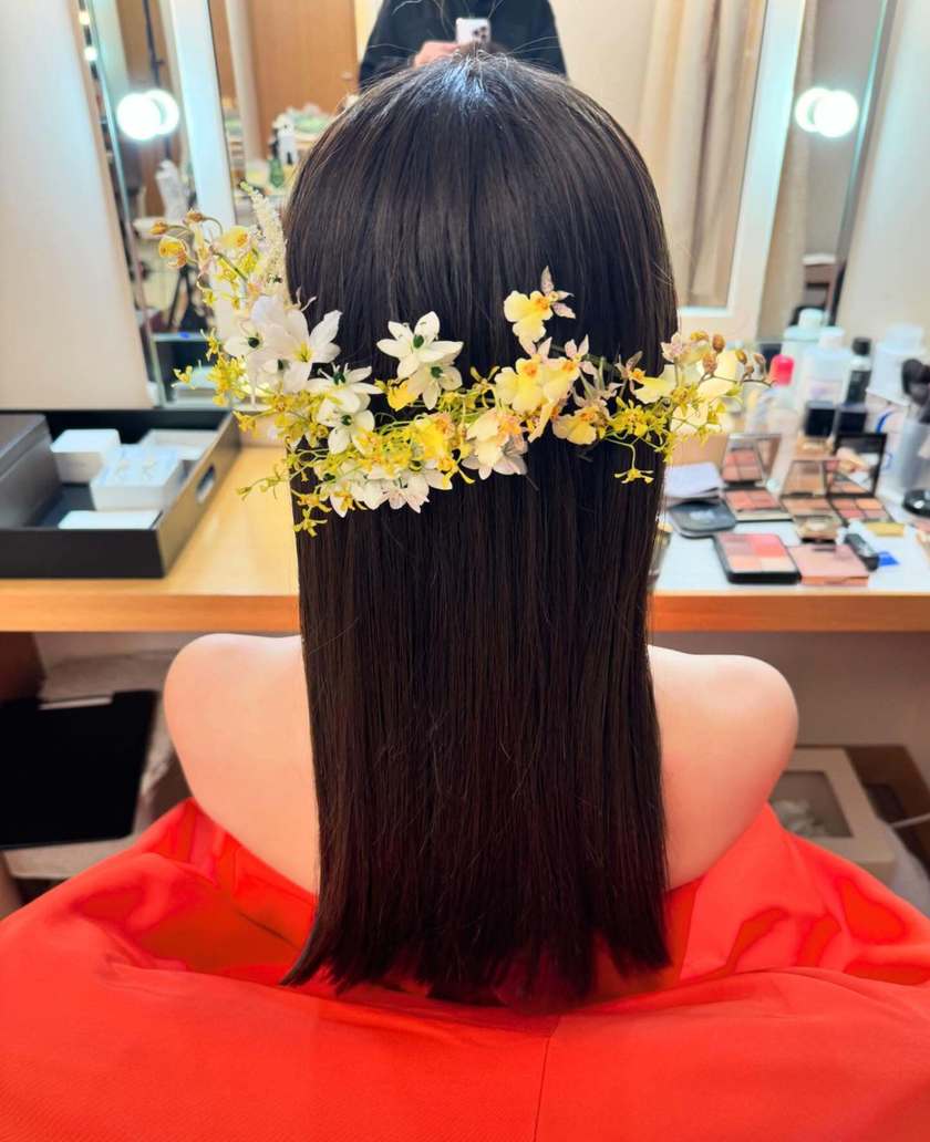 華やかで可愛いお花をたくさん飾って♡生花を使ったブライダルヘア18選＊にて紹介している画像