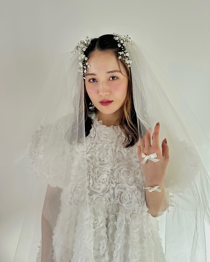 華やかで可愛いお花をたくさん飾って♡生花を使ったブライダルヘア18選＊にて紹介している画像