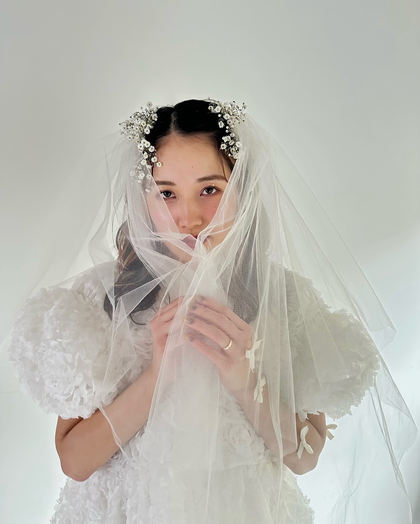 華やかで可愛いお花をたくさん飾って♡生花を使ったブライダルヘア18選＊にて紹介している画像