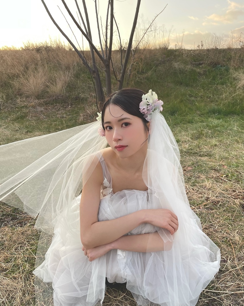 華やかで可愛いお花をたくさん飾って♡生花を使ったブライダルヘア18選＊にて紹介している画像