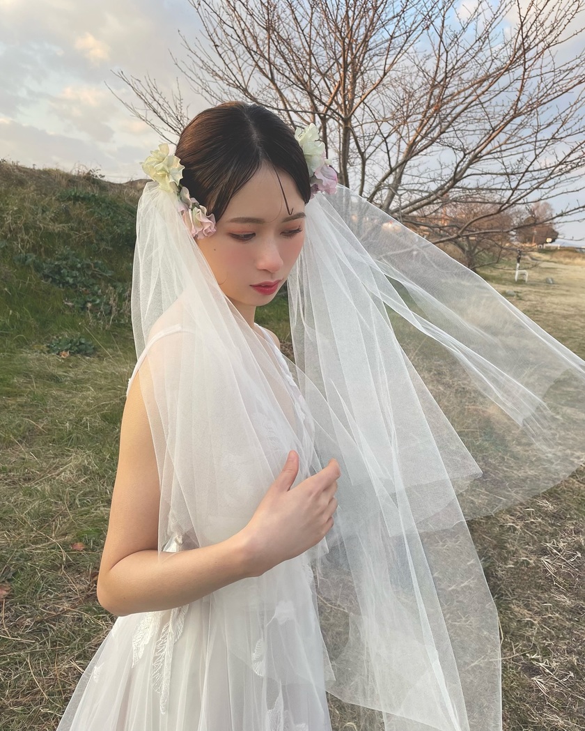 華やかで可愛いお花をたくさん飾って♡生花を使ったブライダルヘア18選＊にて紹介している画像