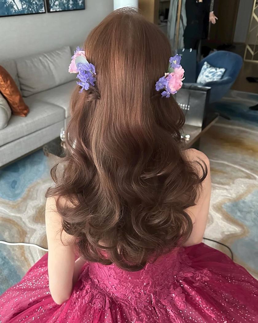 華やかで可愛いお花をたくさん飾って♡生花を使ったブライダルヘア18選＊にて紹介している画像