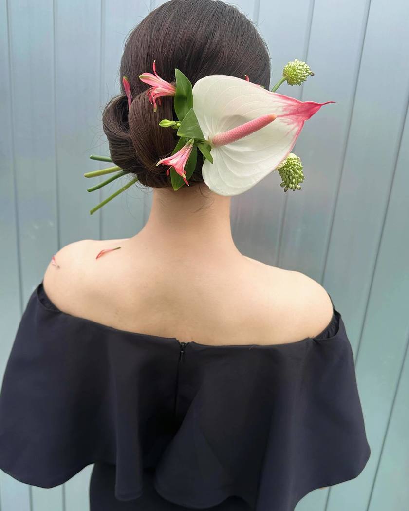 華やかで可愛いお花をたくさん飾って♡生花を使ったブライダルヘア18選＊にて紹介している画像