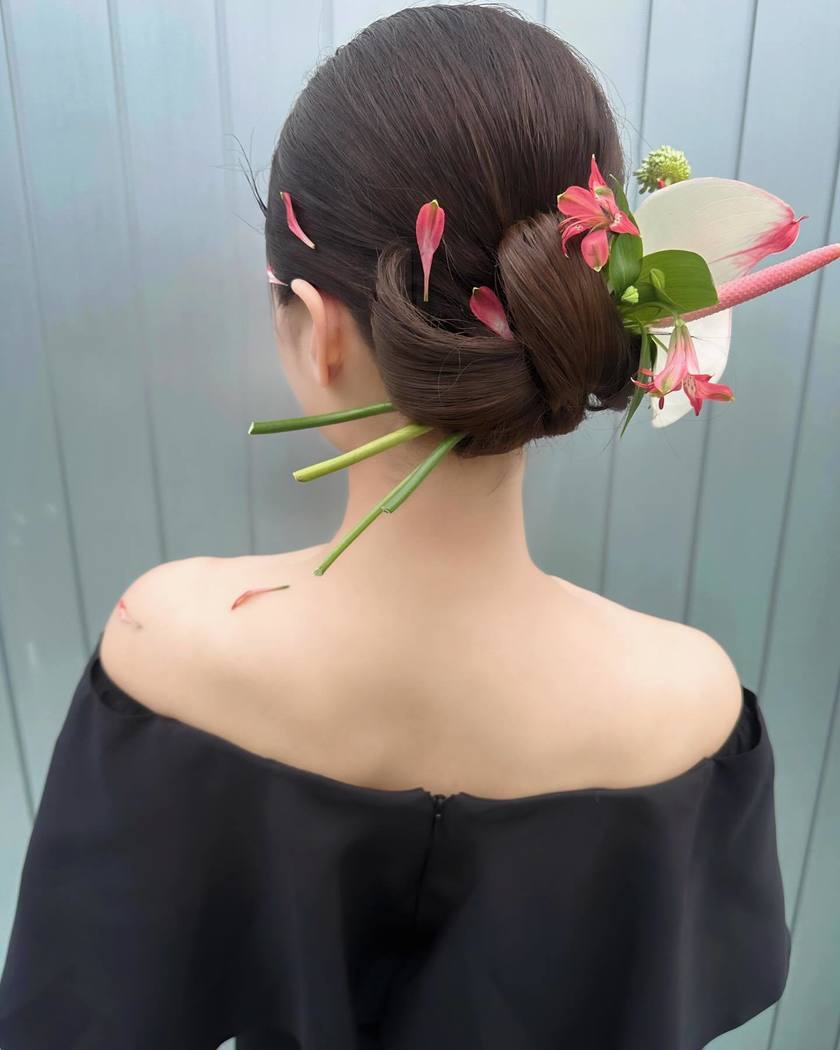 華やかで可愛いお花をたくさん飾って♡生花を使ったブライダルヘア18選＊にて紹介している画像