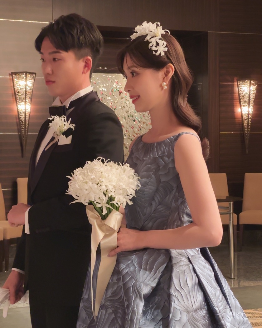 華やかで可愛いお花をたくさん飾って♡生花を使ったブライダルヘア18選＊にて紹介している画像