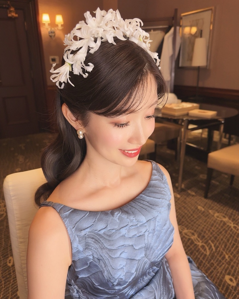 華やかで可愛いお花をたくさん飾って♡生花を使ったブライダルヘア18選＊にて紹介している画像