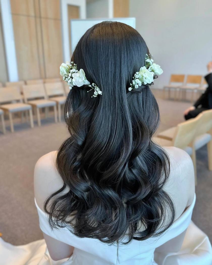 華やかで可愛いお花をたくさん飾って♡生花を使ったブライダルヘア18選＊にて紹介している画像