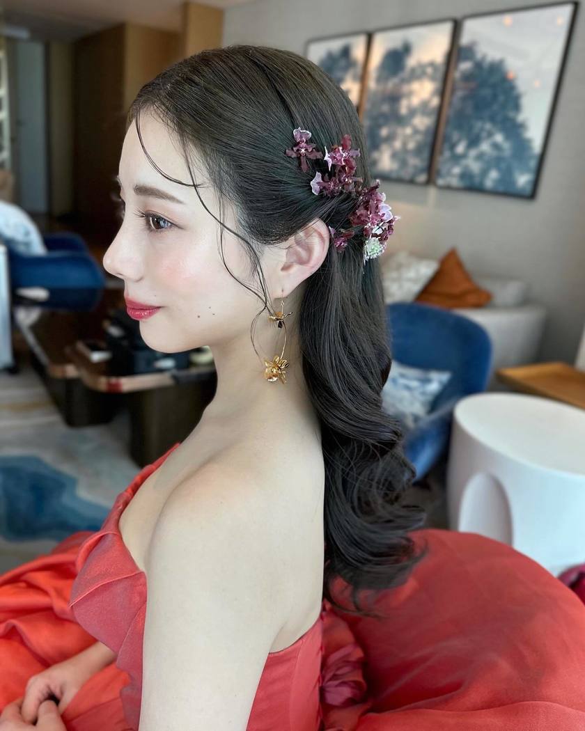 華やかで可愛いお花をたくさん飾って♡生花を使ったブライダルヘア18選＊にて紹介している画像