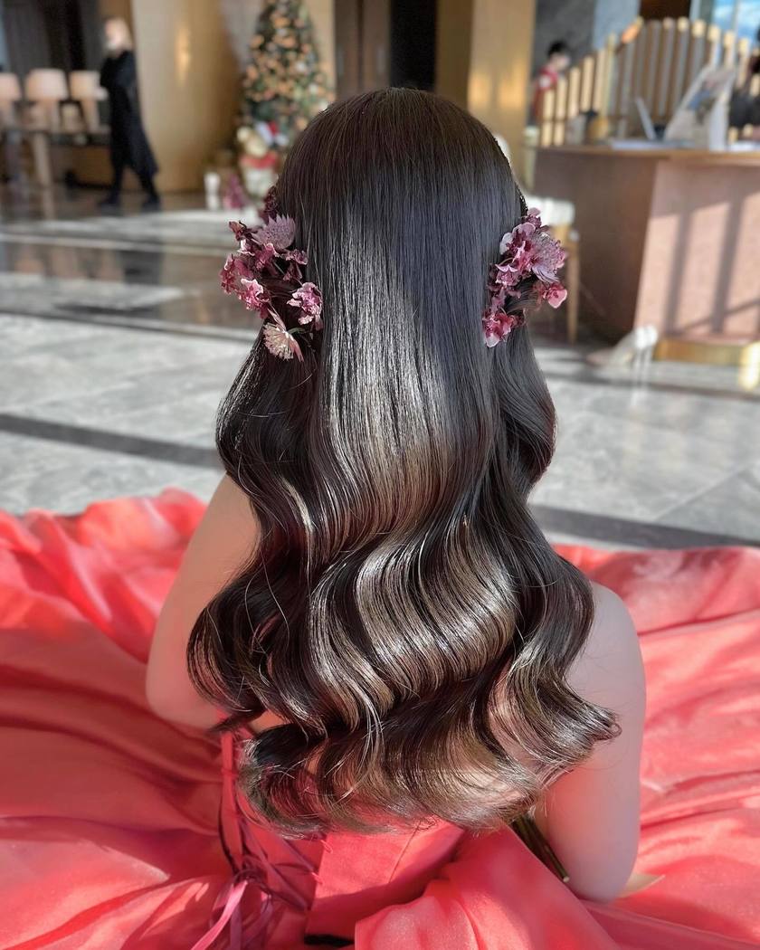 華やかで可愛いお花をたくさん飾って♡生花を使ったブライダルヘア18選＊にて紹介している画像