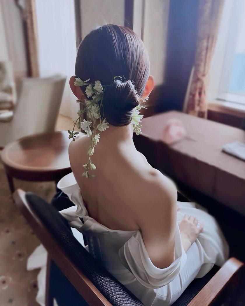 華やかで可愛いお花をたくさん飾って♡生花を使ったブライダルヘア18選＊にて紹介している画像