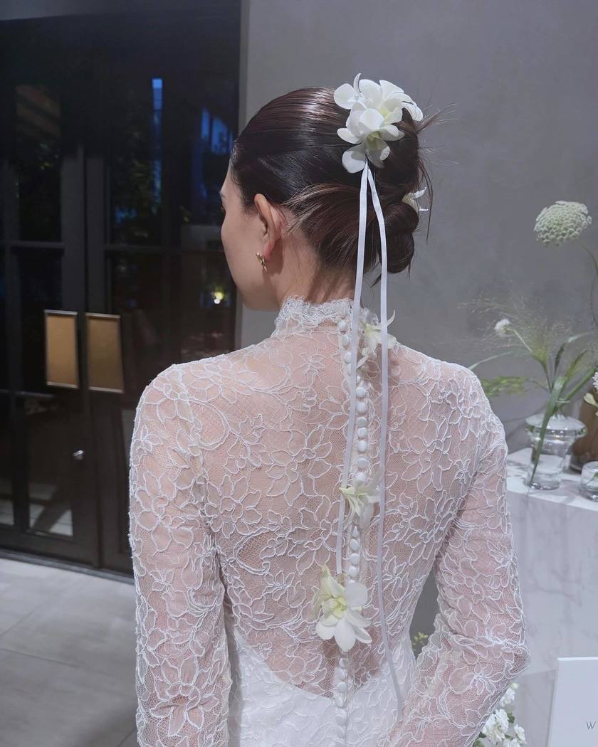 華やかで可愛いお花をたくさん飾って♡生花を使ったブライダルヘア18選＊にて紹介している画像