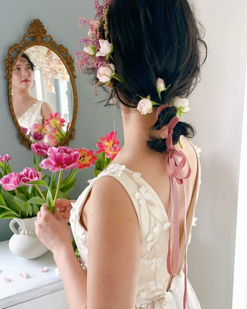 華やかで可愛いお花をたくさん飾って♡生花を使ったブライダルヘア18選＊にて紹介している画像