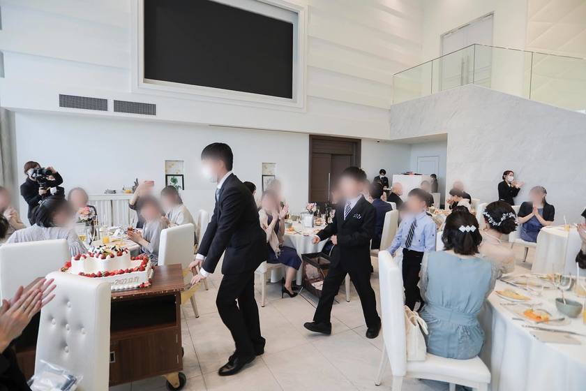 一生懸命運んでくれる姿が可愛い♡ケーキプレゼンターをキッズゲストにお願いするときの流れ＆注意点🎂にて紹介している画像