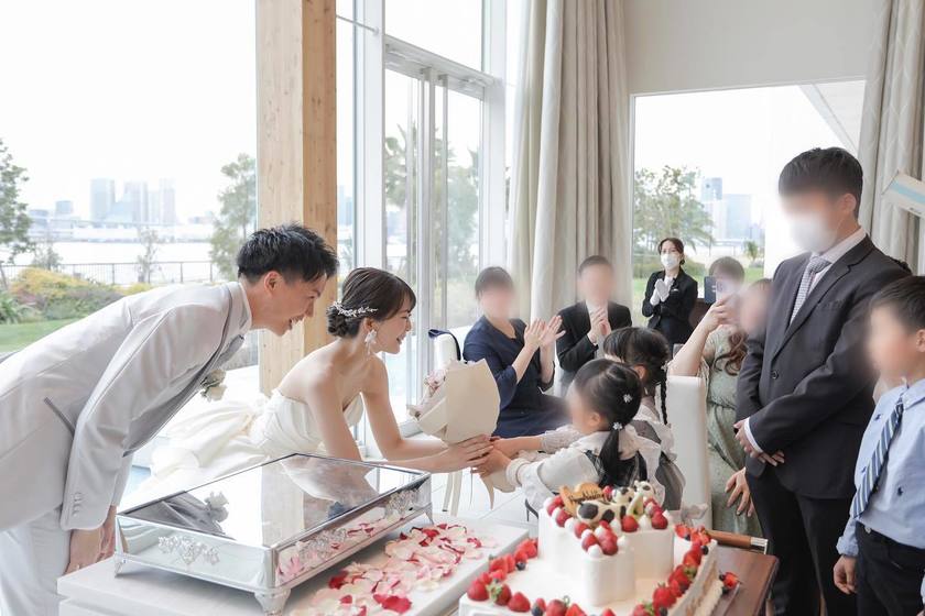 一生懸命運んでくれる姿が可愛い♡ケーキプレゼンターをキッズゲストにお願いするときの流れ＆注意点🎂にて紹介している画像