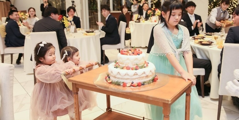 一生懸命運んでくれる姿が可愛い♡ケーキプレゼンターをキッズゲストにお願いするときの流れ＆注意点🎂にて紹介している画像