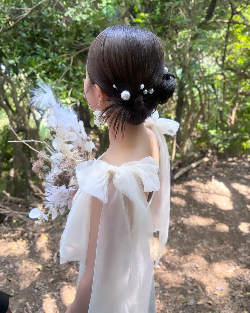 BIGパールがじわじわ流行中🤍可愛い［パールアレンジ］のブライダルヘア19選にて紹介している画像