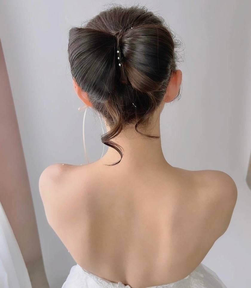 BIGパールがじわじわ流行中🤍可愛い［パールアレンジ］のブライダルヘア19選にて紹介している画像