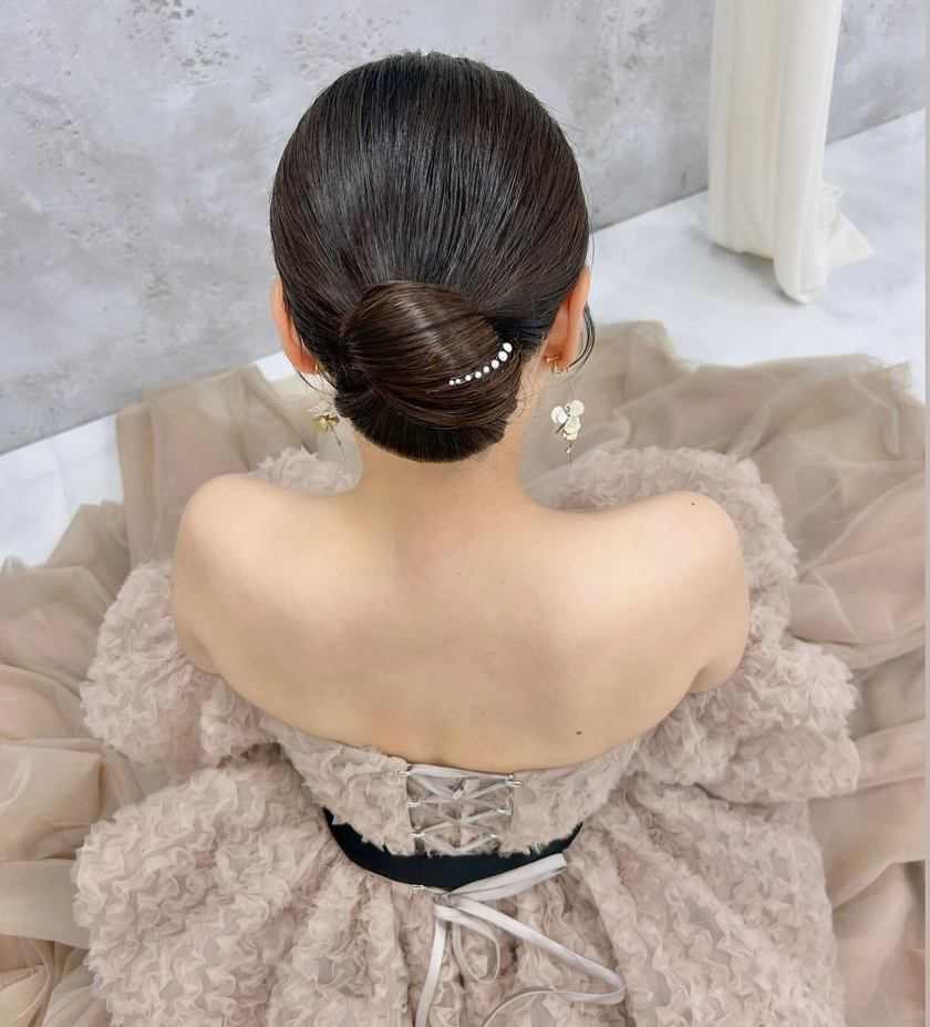 BIGパールがじわじわ流行中🤍可愛い［パールアレンジ］のブライダルヘア19選にて紹介している画像