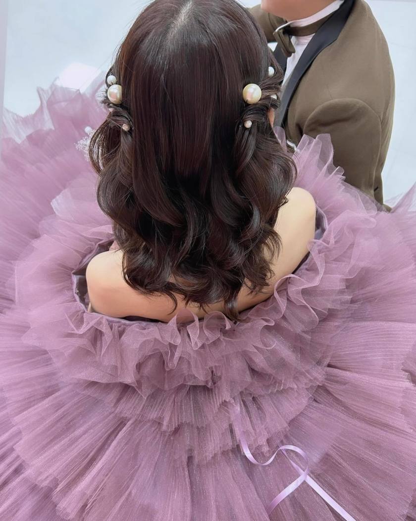 BIGパールがじわじわ流行中🤍可愛い［パールアレンジ］のブライダルヘア19選にて紹介している画像