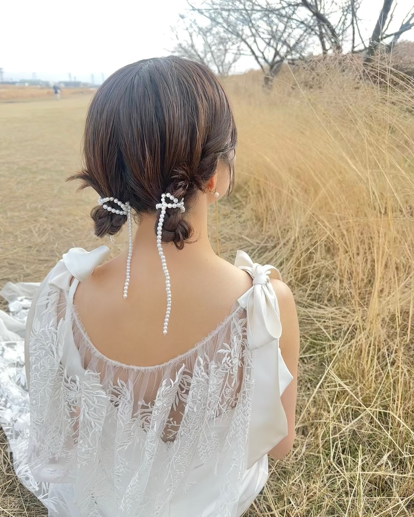 BIGパールがじわじわ流行中🤍可愛い［パールアレンジ］のブライダルヘア19選にて紹介している画像