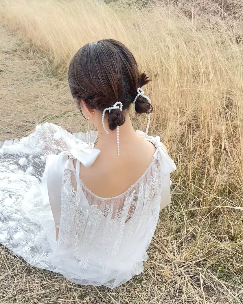 BIGパールがじわじわ流行中🤍可愛い［パールアレンジ］のブライダルヘア19選にて紹介している画像