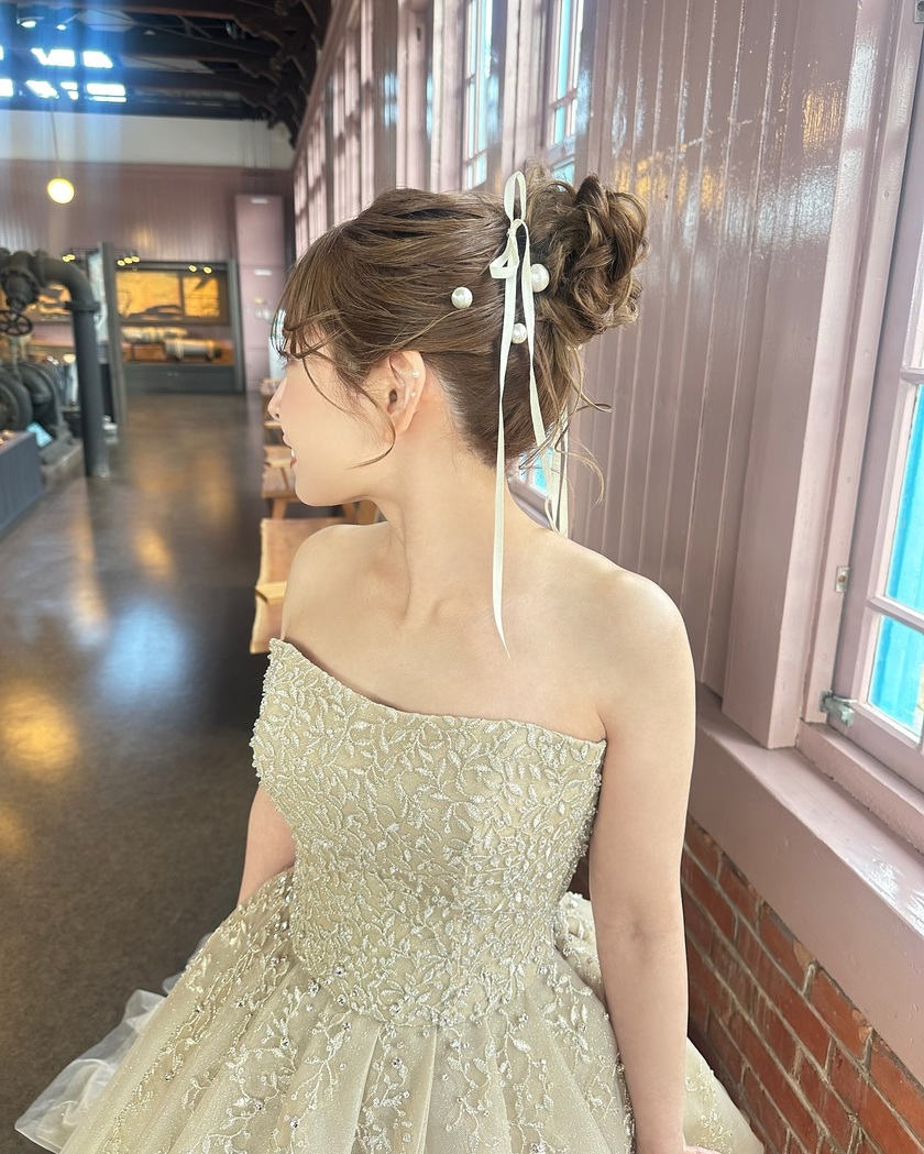 BIGパールがじわじわ流行中🤍可愛い［パールアレンジ］のブライダルヘア19選にて紹介している画像