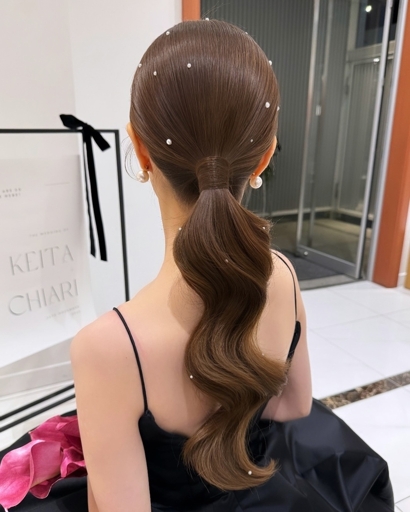 BIGパールがじわじわ流行中🤍可愛い［パールアレンジ］のブライダルヘア19選にて紹介している画像
