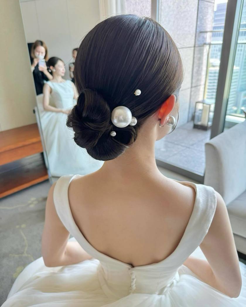 BIGパールがじわじわ流行中🤍可愛い［パールアレンジ］のブライダルヘア19選にて紹介している画像