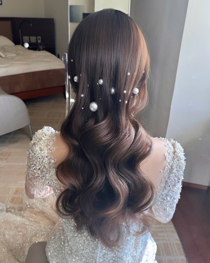 BIGパールがじわじわ流行中🤍可愛い［パールアレンジ］のブライダルヘア19選にて紹介している画像