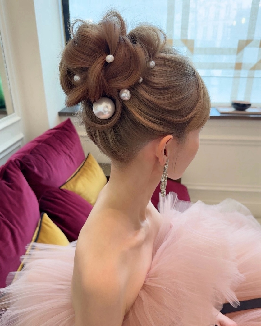 BIGパールがじわじわ流行中🤍可愛い［パールアレンジ］のブライダルヘア19選にて紹介している画像