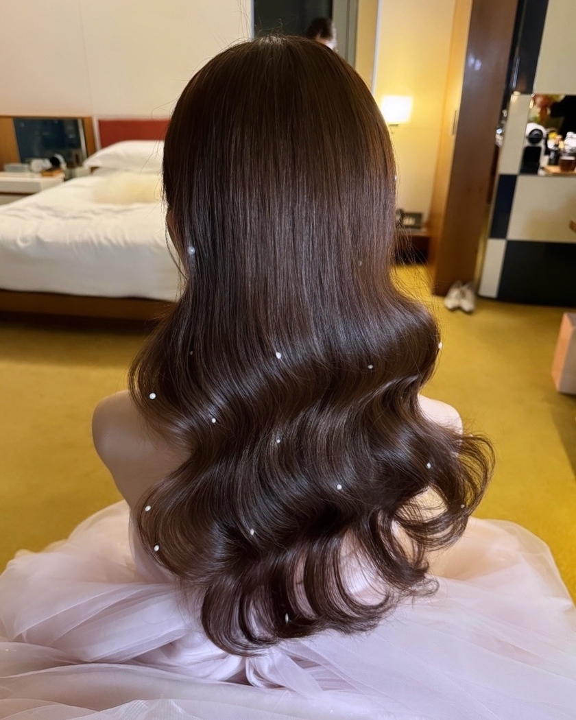 BIGパールがじわじわ流行中🤍可愛い［パールアレンジ］のブライダルヘア19選にて紹介している画像