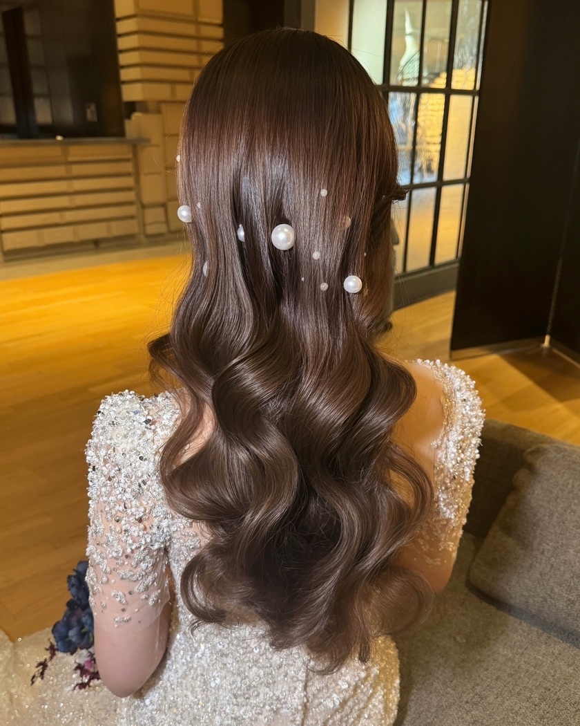 BIGパールがじわじわ流行中🤍可愛い［パールアレンジ］のブライダルヘア19選にて紹介している画像
