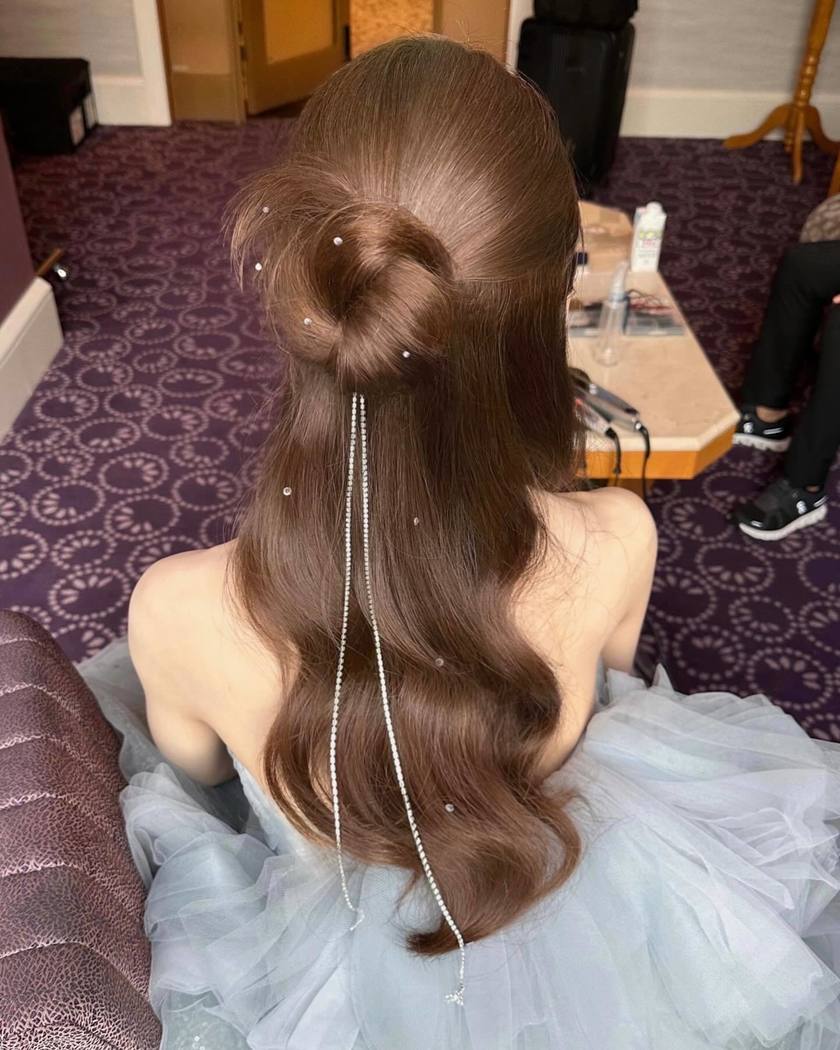 BIGパールがじわじわ流行中🤍可愛い［パールアレンジ］のブライダルヘア19選にて紹介している画像