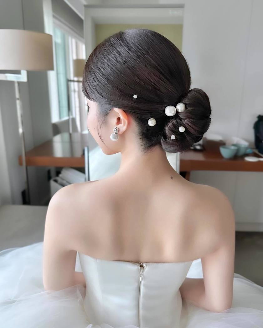 BIGパールがじわじわ流行中🤍可愛い［パールアレンジ］のブライダルヘア19選にて紹介している画像