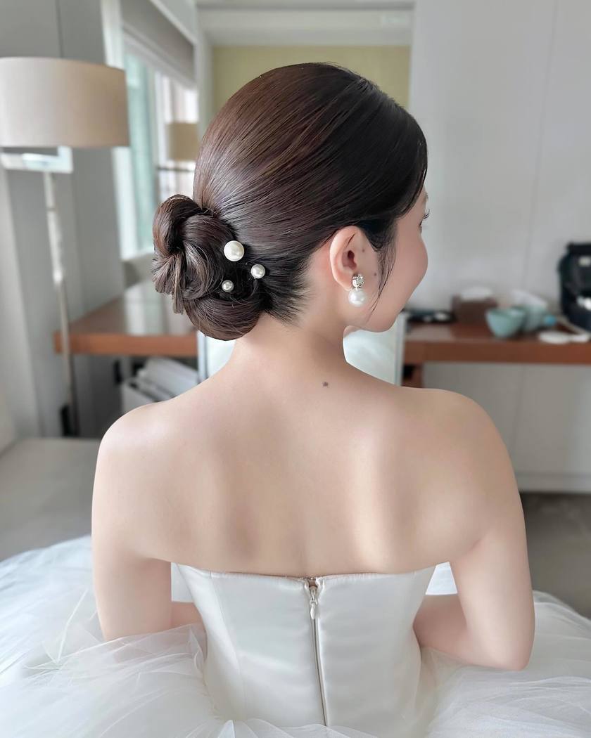 BIGパールがじわじわ流行中🤍可愛い［パールアレンジ］のブライダルヘア19選にて紹介している画像