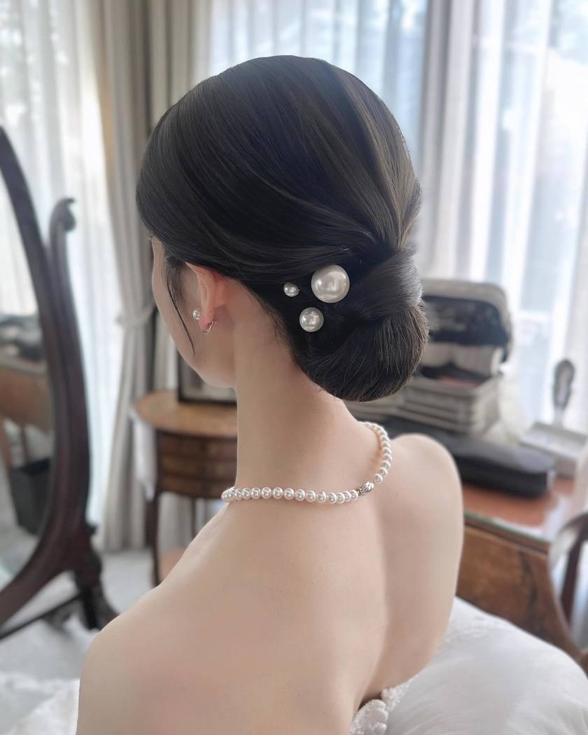 BIGパールがじわじわ流行中🤍可愛い［パールアレンジ］のブライダルヘア19選にて紹介している画像