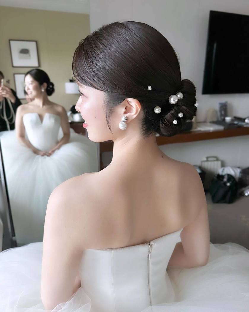BIGパールがじわじわ流行中🤍可愛い［パールアレンジ］のブライダルヘア19選にて紹介している画像