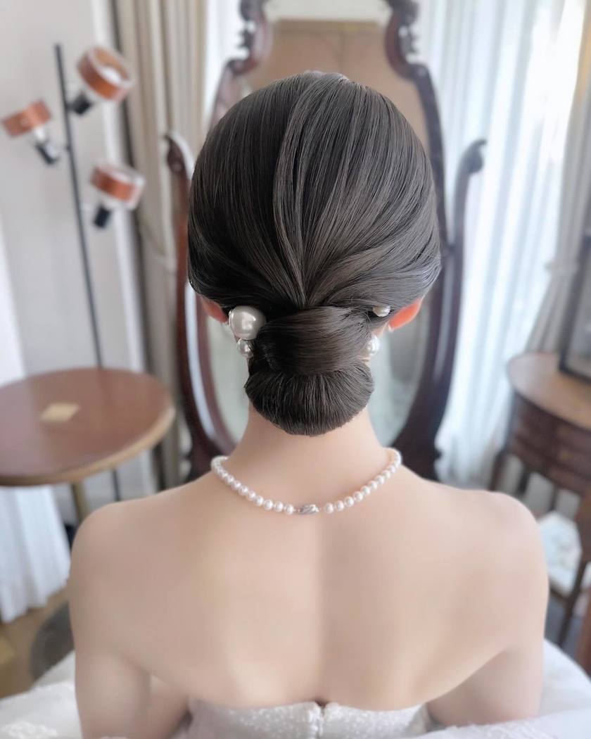 BIGパールがじわじわ流行中🤍可愛い［パールアレンジ］のブライダルヘア19選にて紹介している画像