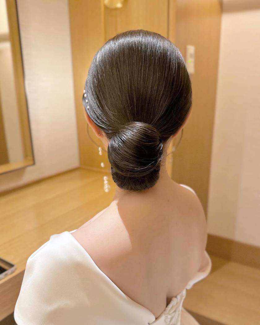 BIGパールがじわじわ流行中🤍可愛い［パールアレンジ］のブライダルヘア19選にて紹介している画像