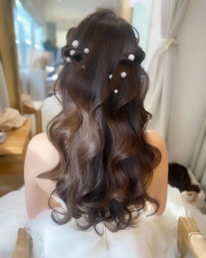 BIGパールがじわじわ流行中🤍可愛い［パールアレンジ］のブライダルヘア19選にて紹介している画像