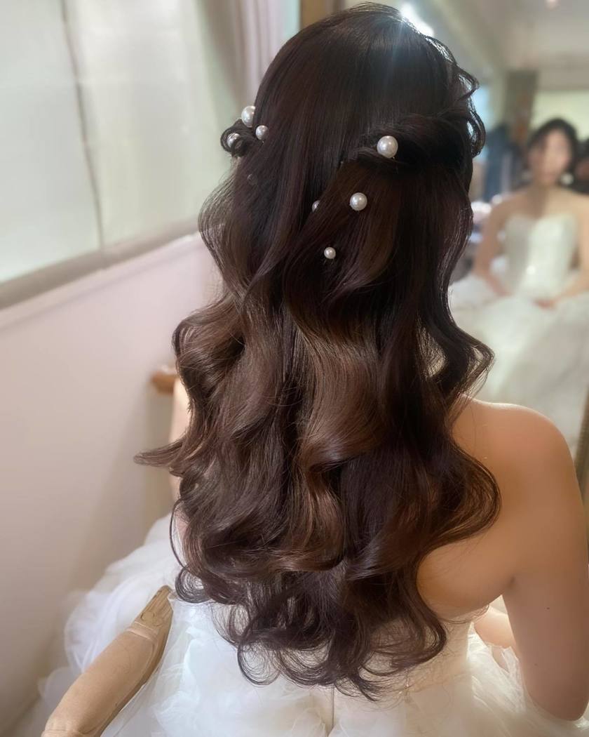 BIGパールがじわじわ流行中🤍可愛い［パールアレンジ］のブライダルヘア19選にて紹介している画像