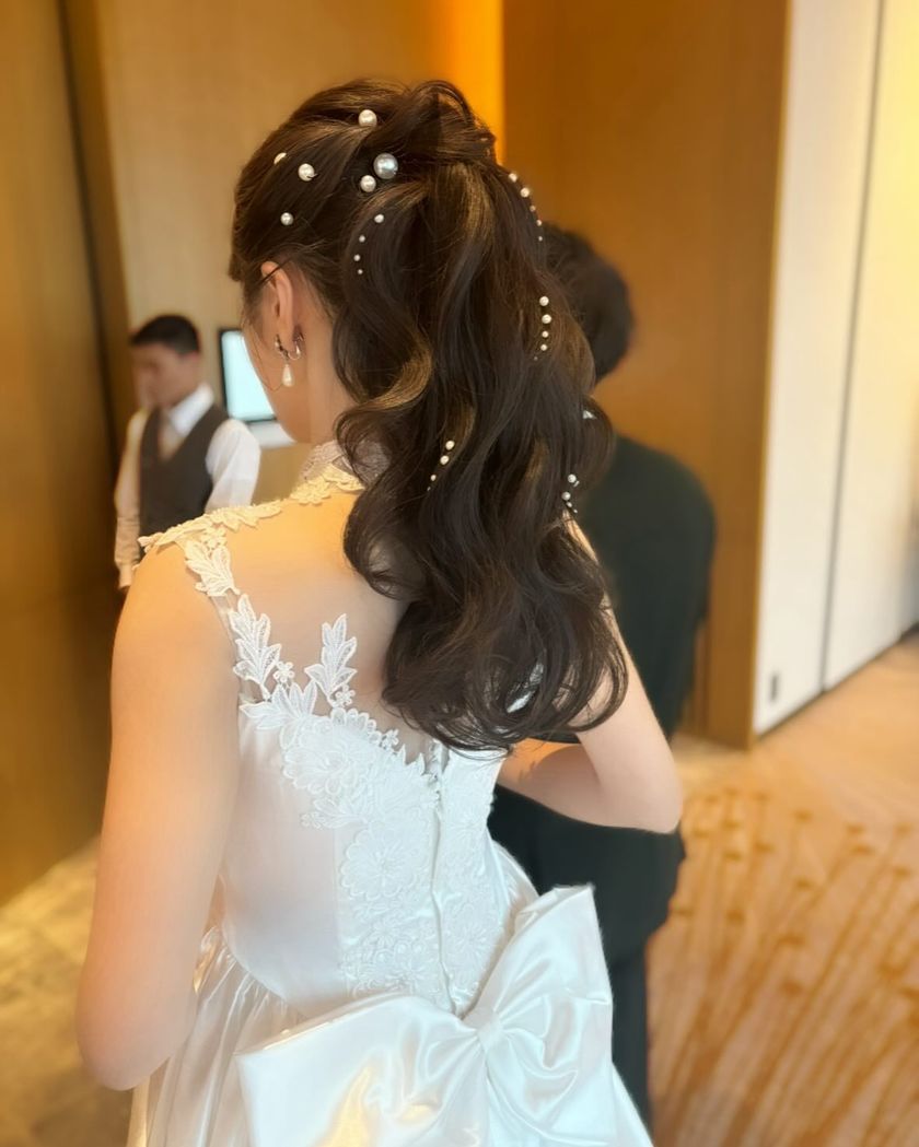 BIGパールがじわじわ流行中🤍可愛い［パールアレンジ］のブライダルヘア19選にて紹介している画像