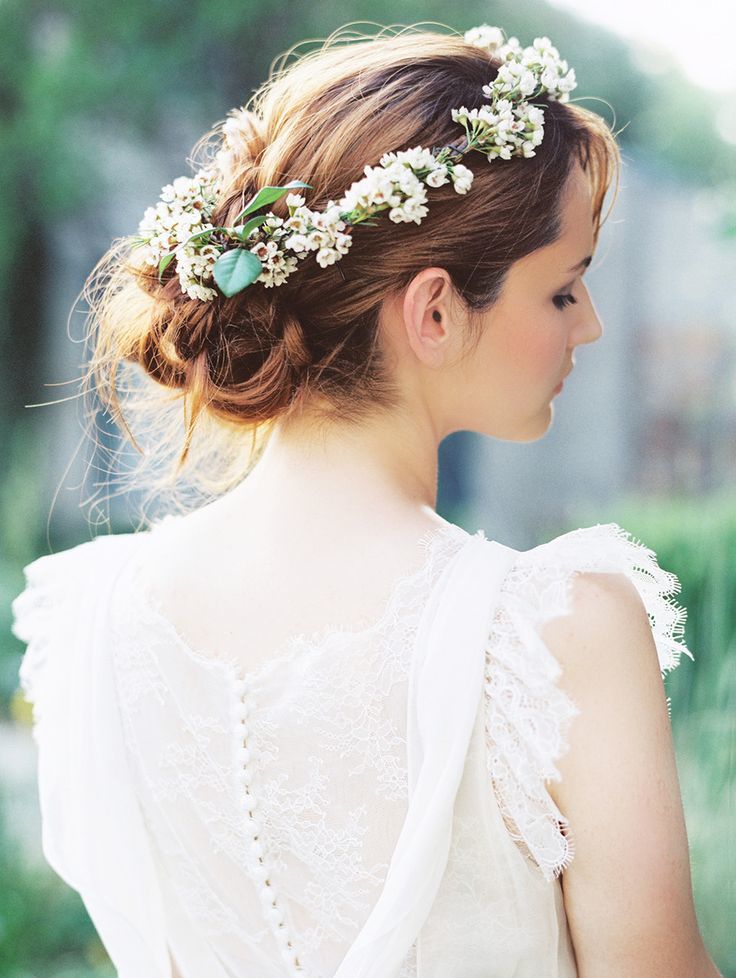 The Comeback of Flower Crowns for Brides-to-Be ♩ What Color Crown Suits You? ♡にて紹介している画像