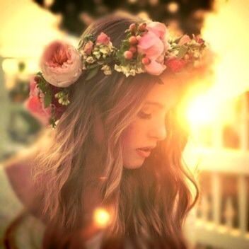 The Comeback of Flower Crowns for Brides-to-Be ♩ What Color Crown Suits You? ♡にて紹介している画像