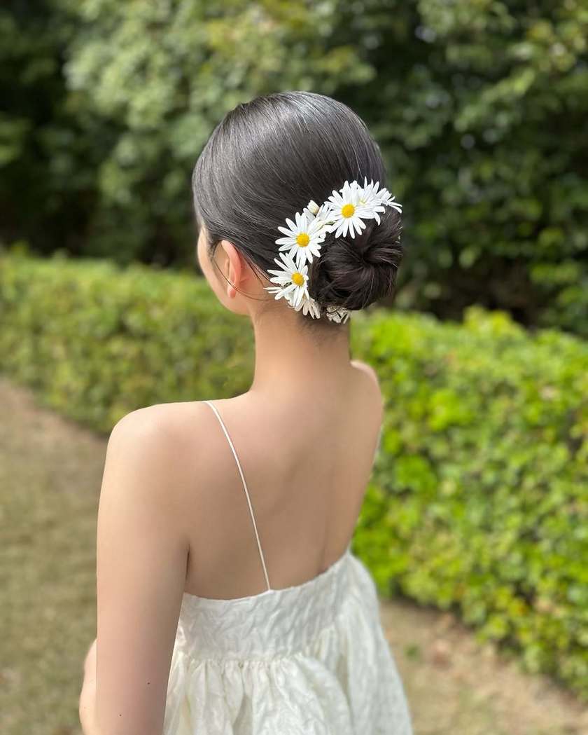 2025年に参考にしたいのはこんなの♡生花を使った花嫁ヘアアレンジ16選にて紹介している画像