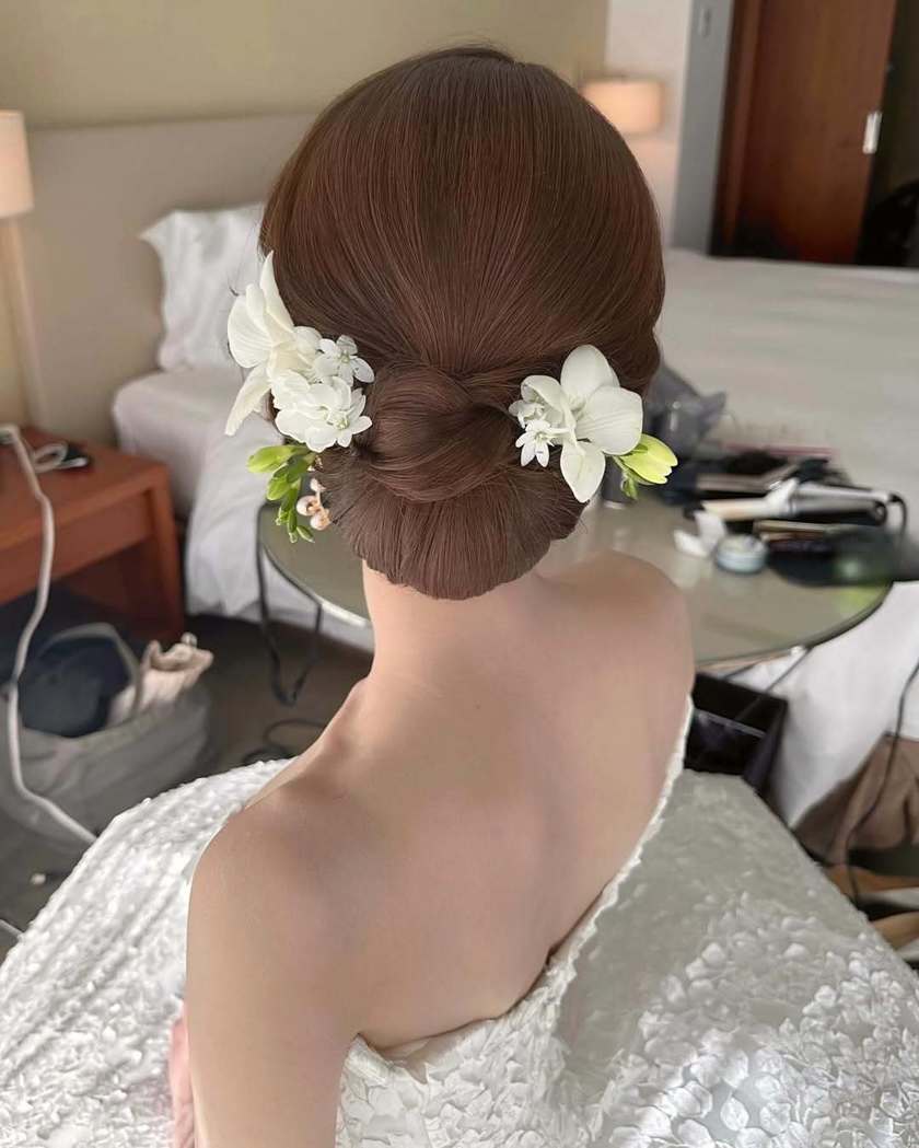 2025年に参考にしたいのはこんなの♡生花を使った花嫁ヘアアレンジ16選にて紹介している画像
