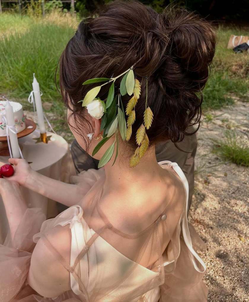 2025年に参考にしたいのはこんなの♡生花を使った花嫁ヘアアレンジ16選にて紹介している画像